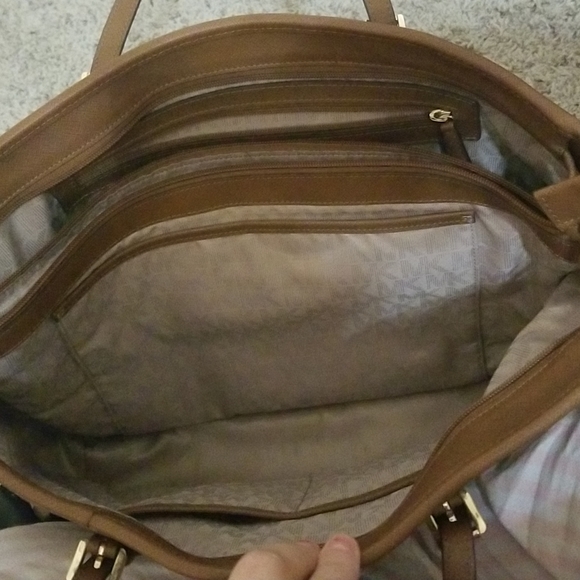 XL Micheal Kors handbag - Picture 2 of 4